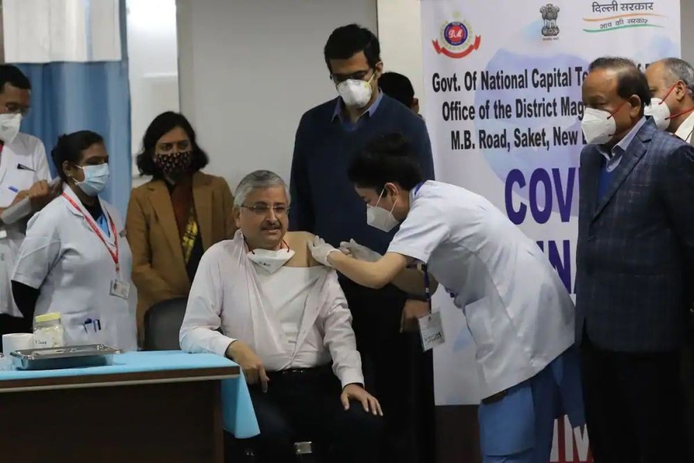 A medic administers the first dose of Covishield vaccine to All India Institute Of Medical Sciences (AIIMS) Director Randeep Guleria, after the virtual launch of COVID-19 vaccination drive by Prime Minister Narendra Modi, at AIIMS in New Delhi, Saturday, Jan. 16, 2021. (PTI Photo)
